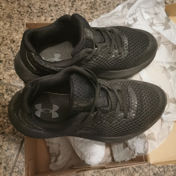 Under Armour kids shoes - Picture 2 of 6